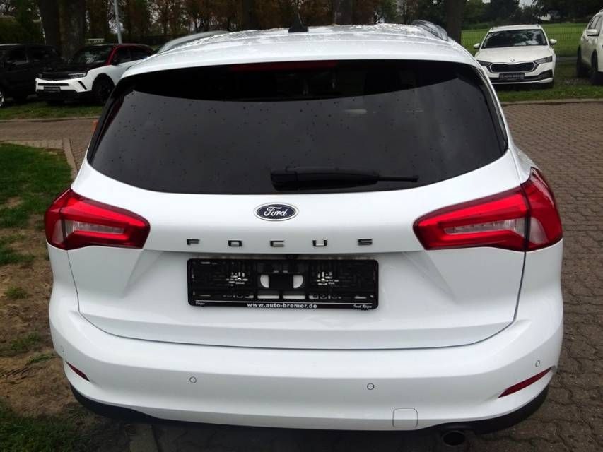 Fahrzeugabbildung Ford Focus Turnier 1.0 EcoBoost Automatik  Titanium