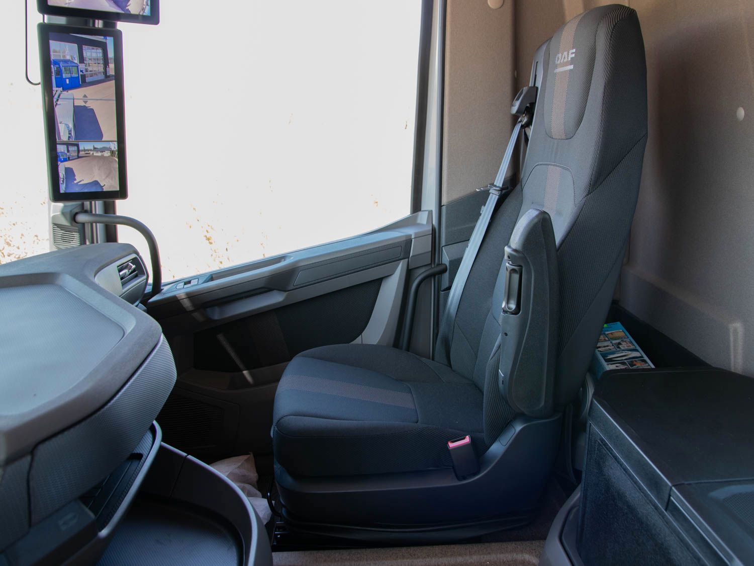 Fahrzeugabbildung DAF XF 530 FAW mit VDL Abrollkipper