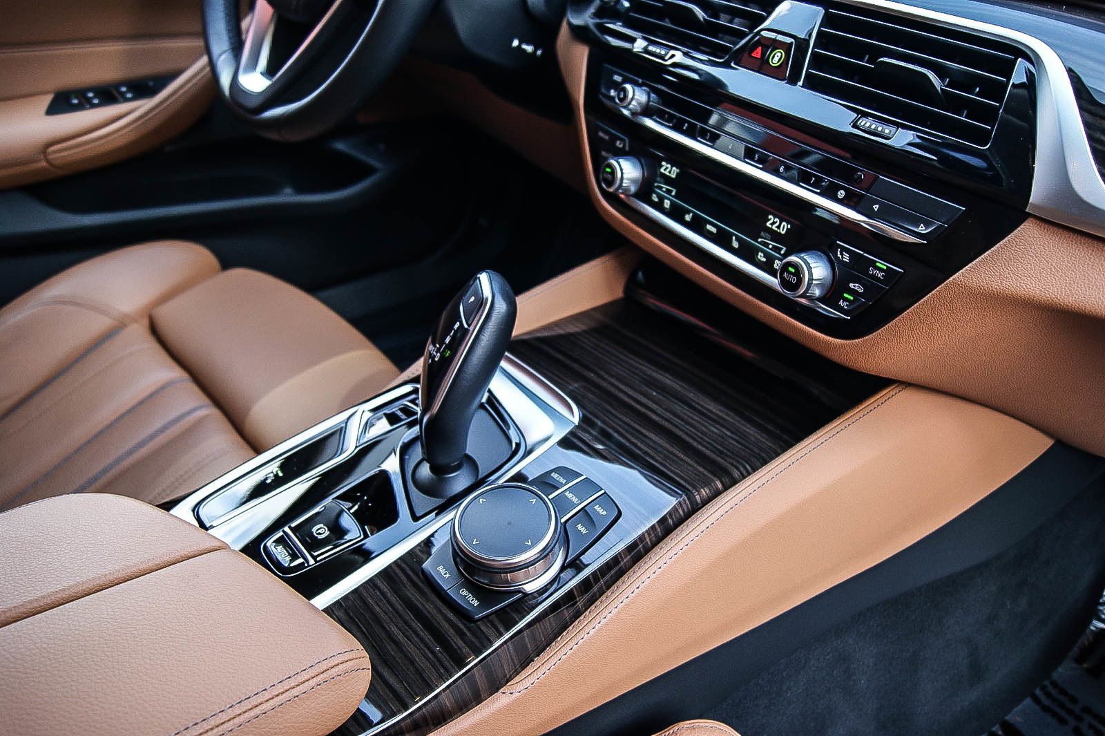 Fahrzeugabbildung BMW 530 d Touring H&K SOUND PANORAMA AVENTURINROT 3