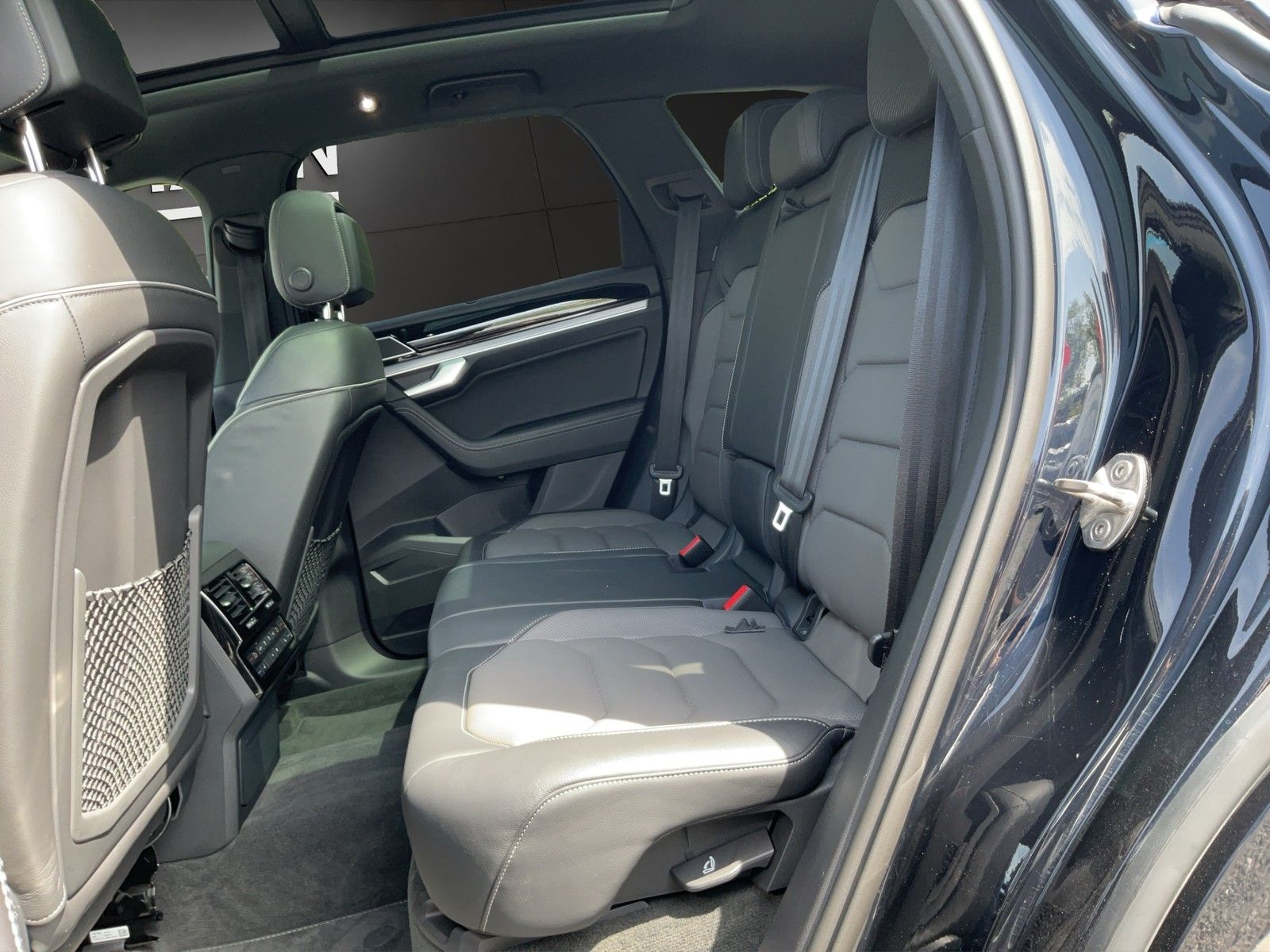 Volkswagen Touareg 3.0TDI V6 R-Line 4Motion AHK Pano Matrix foto 16