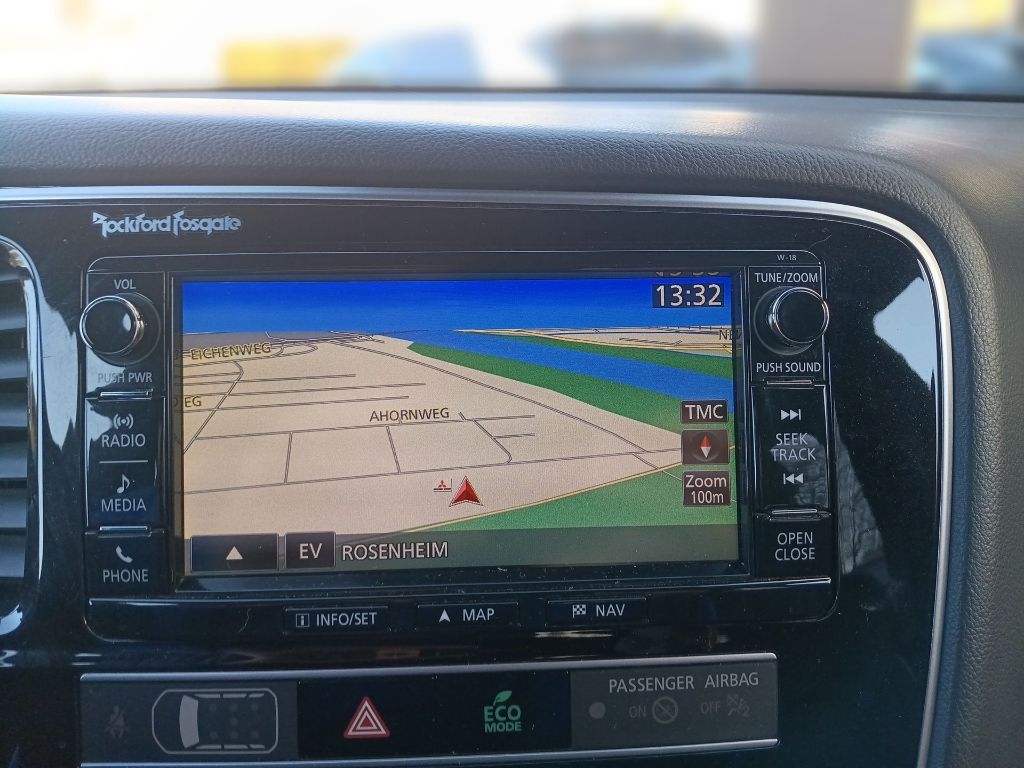 Fahrzeugabbildung Mitsubishi Outlander PHEV 2.4 TOP 4WD Navi Leder SD ACC