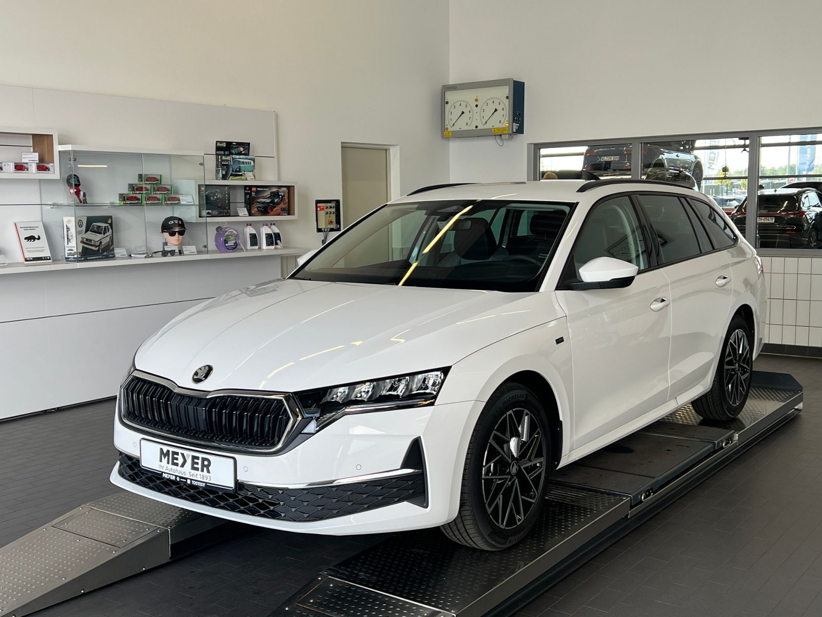 Fahrzeugabbildung SKODA Octavia Combi Tour 2.0 TDI DSG *AHK, LED, ACC, K