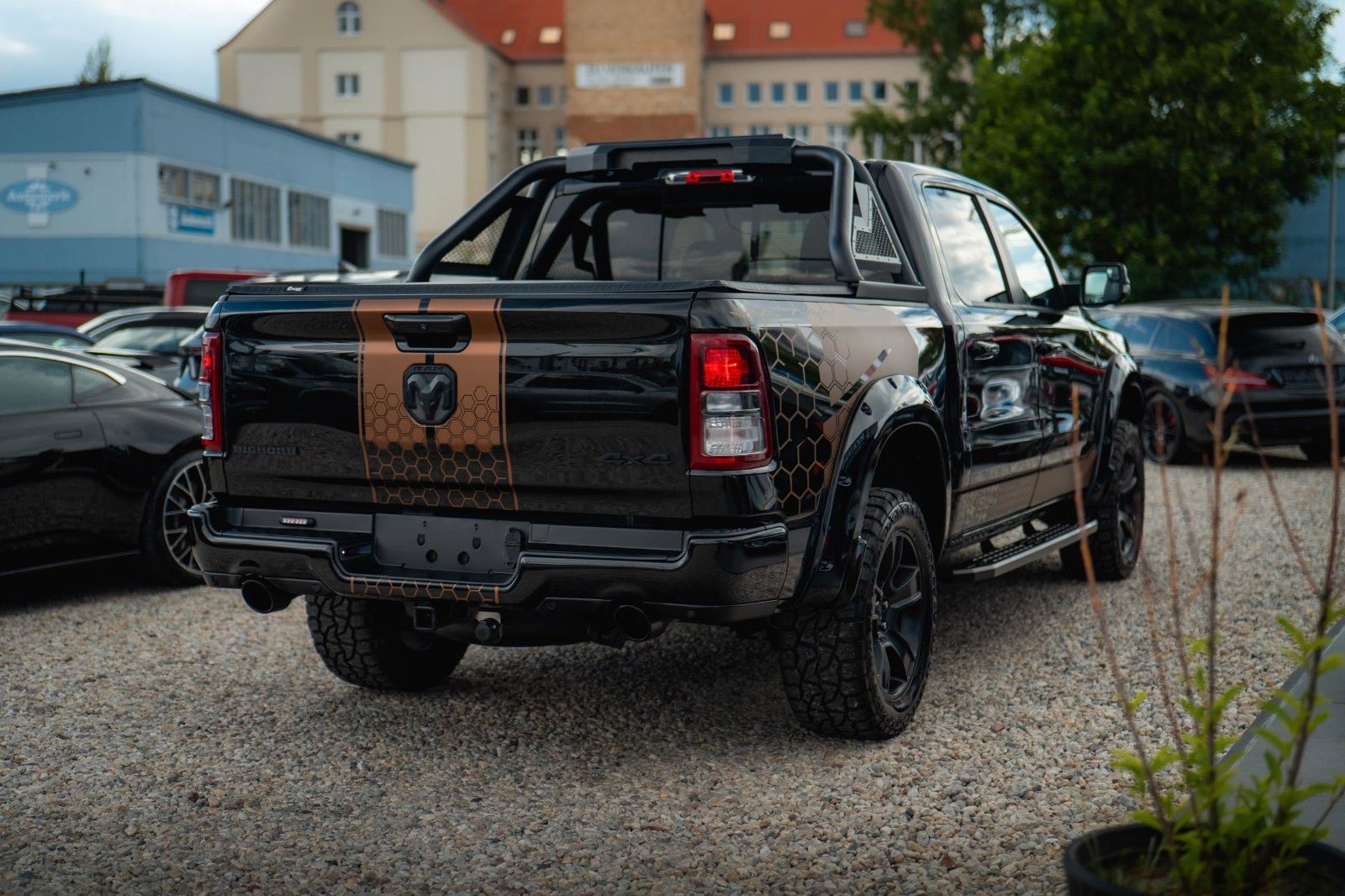 Fahrzeugabbildung Dodge RAM 5.7 V8 HEMI 4x4 Offroad Night-Edition LPG