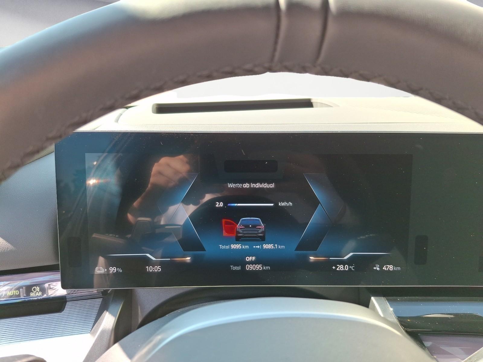 BMW i5 xDrive40 Touring M Sportpaket Pro AHK Driving