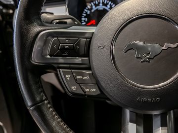 Ford Mustang Basis Convertible Performance-Paket Navi