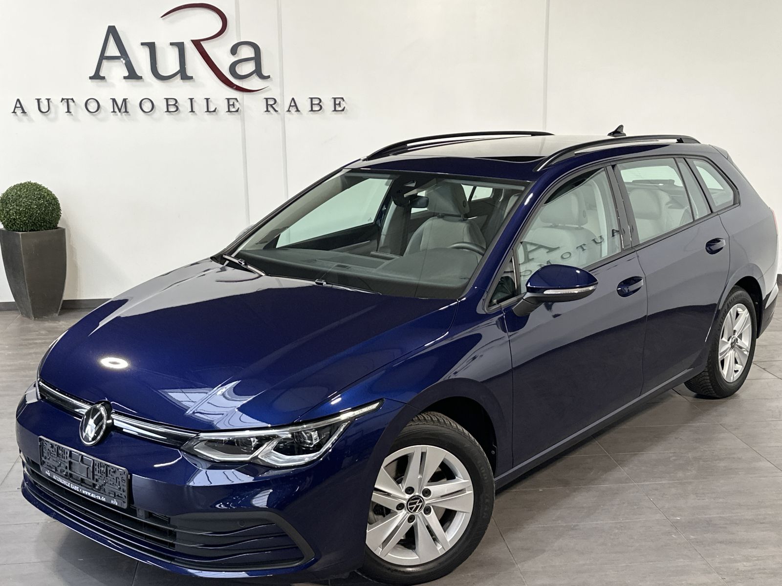 Fahrzeugabbildung Volkswagen Golf Variant 2.0 TDI DSG Life NAV+LED+AHK+PANORA