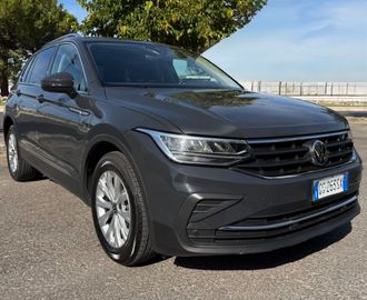 Volkswagen Tiguan - 1