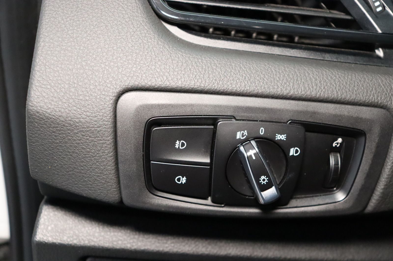 Fahrzeugabbildung BMW 218 i Active Tourer LED * Navi * PDC * Sitzhzg.