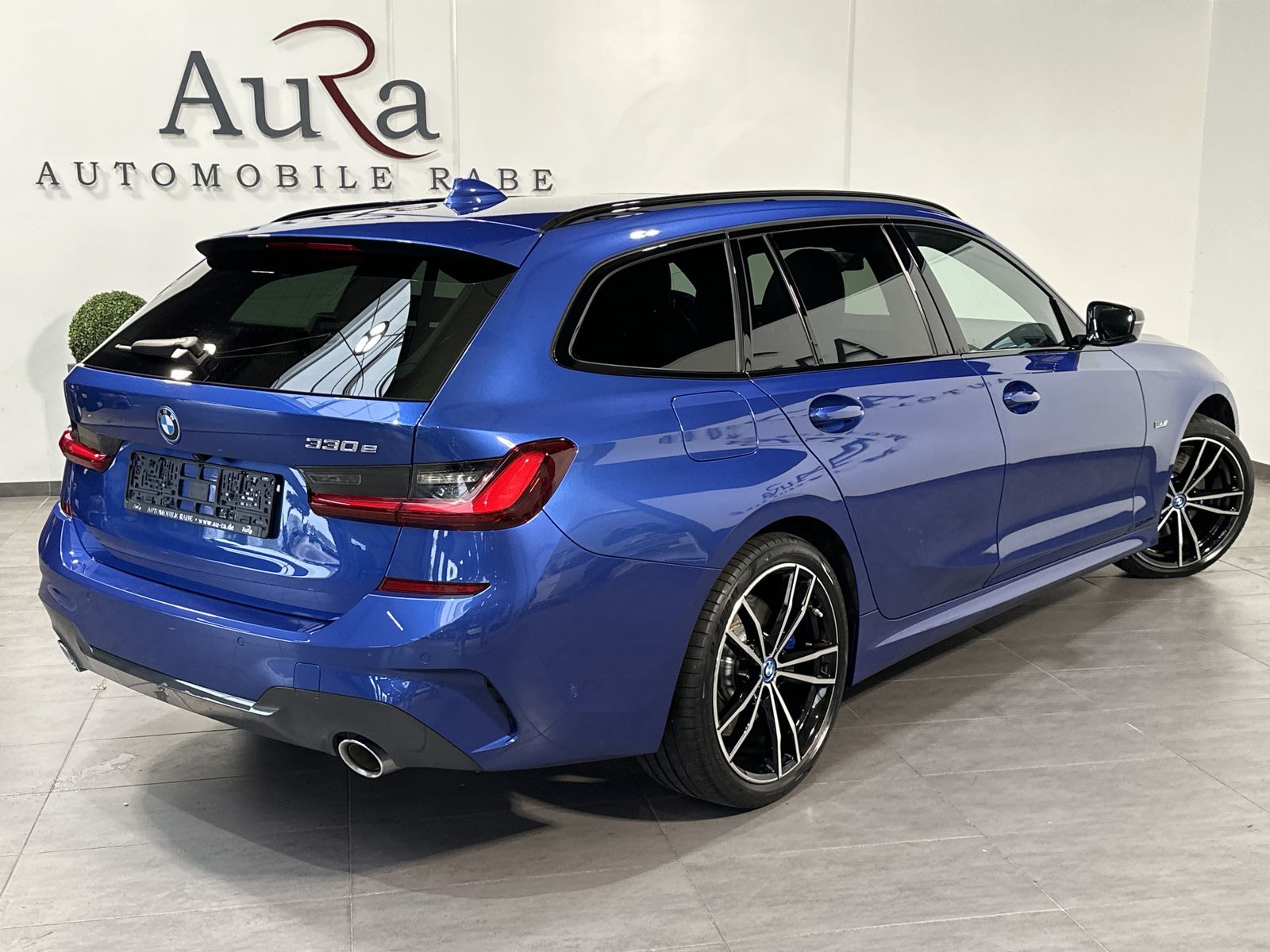 Fahrzeugabbildung BMW 330e Touring M-Sport NAV+LED+AHK+HEAD-UP+PANO+PP