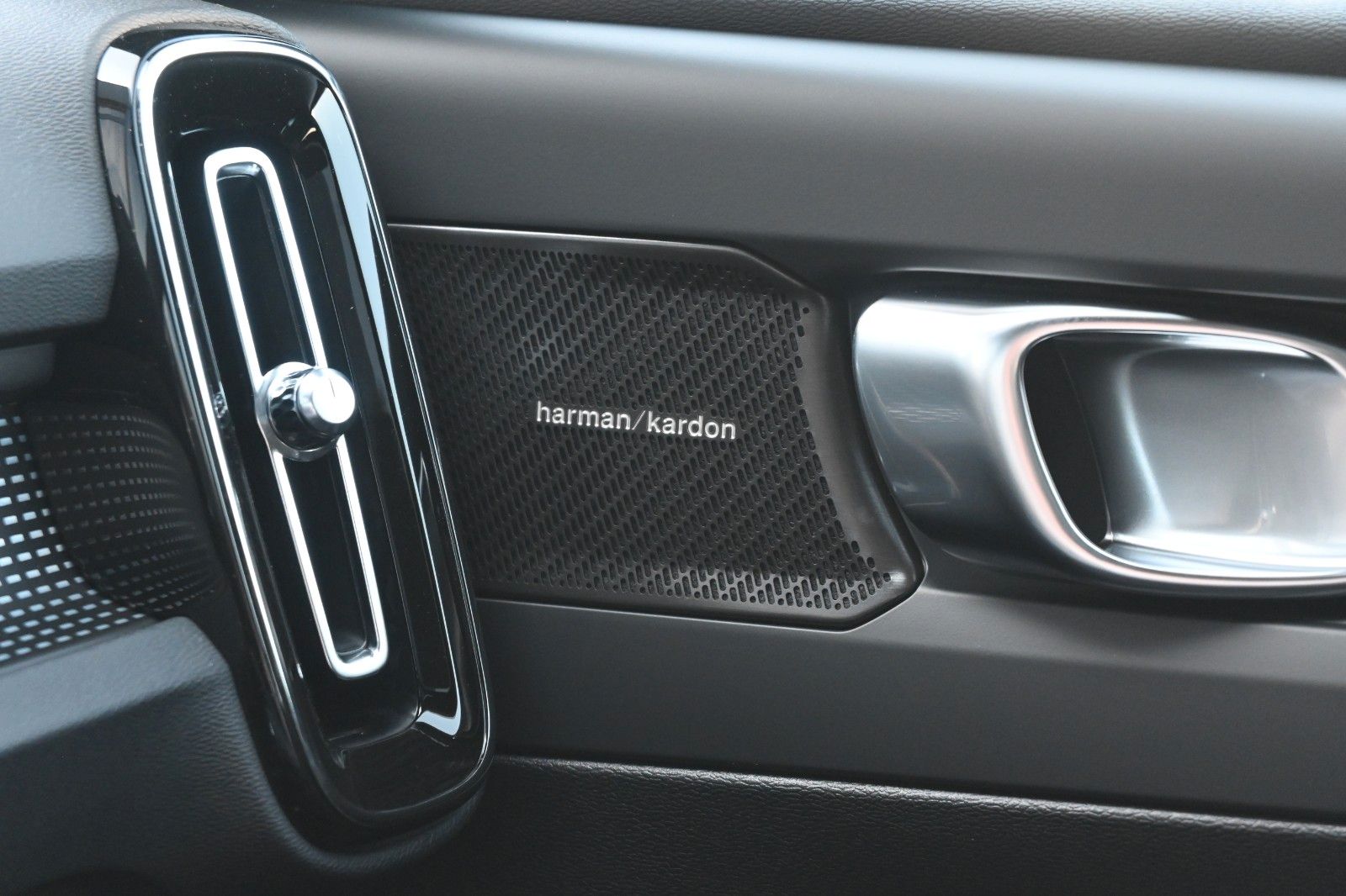 Fahrzeugabbildung Volvo XC40 B4 DKG Plus Black Edition*FSHZG*360*ACC*AHK