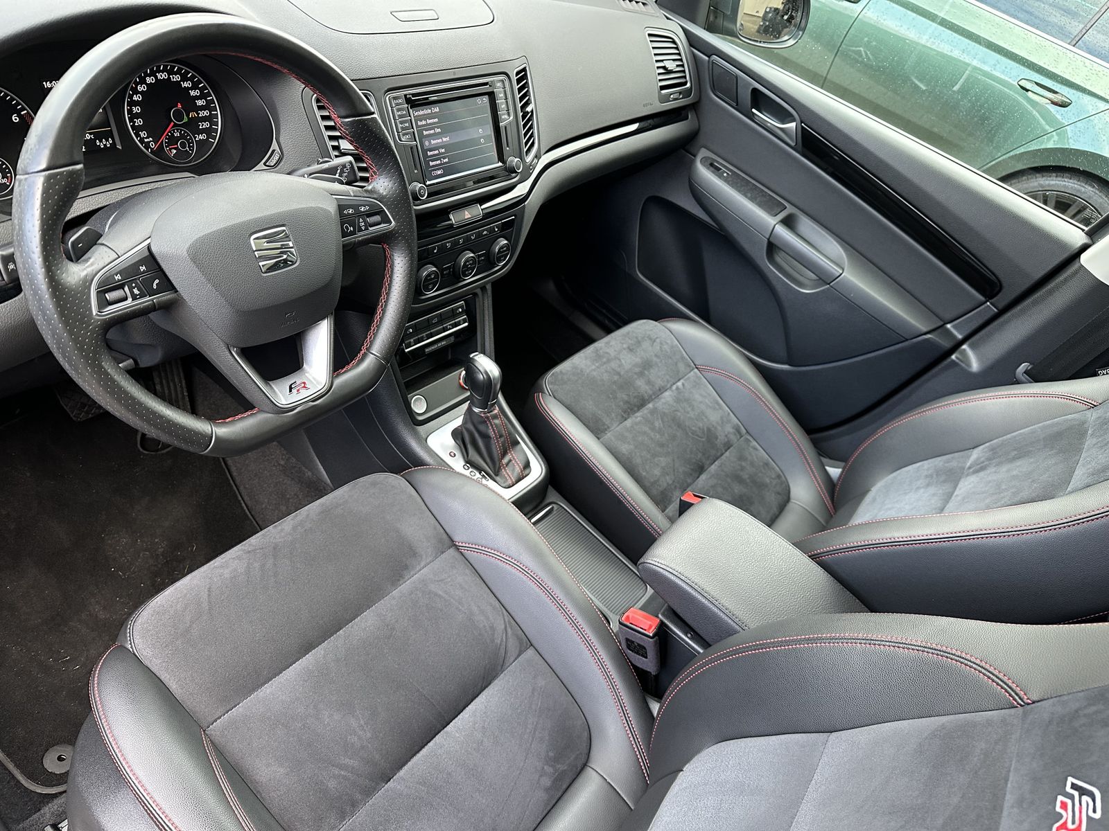 Fahrzeugabbildung SEAT Alhambra 1.4 TSI DSG FR 7Sitzer NAV+XEN+KAM+PANO