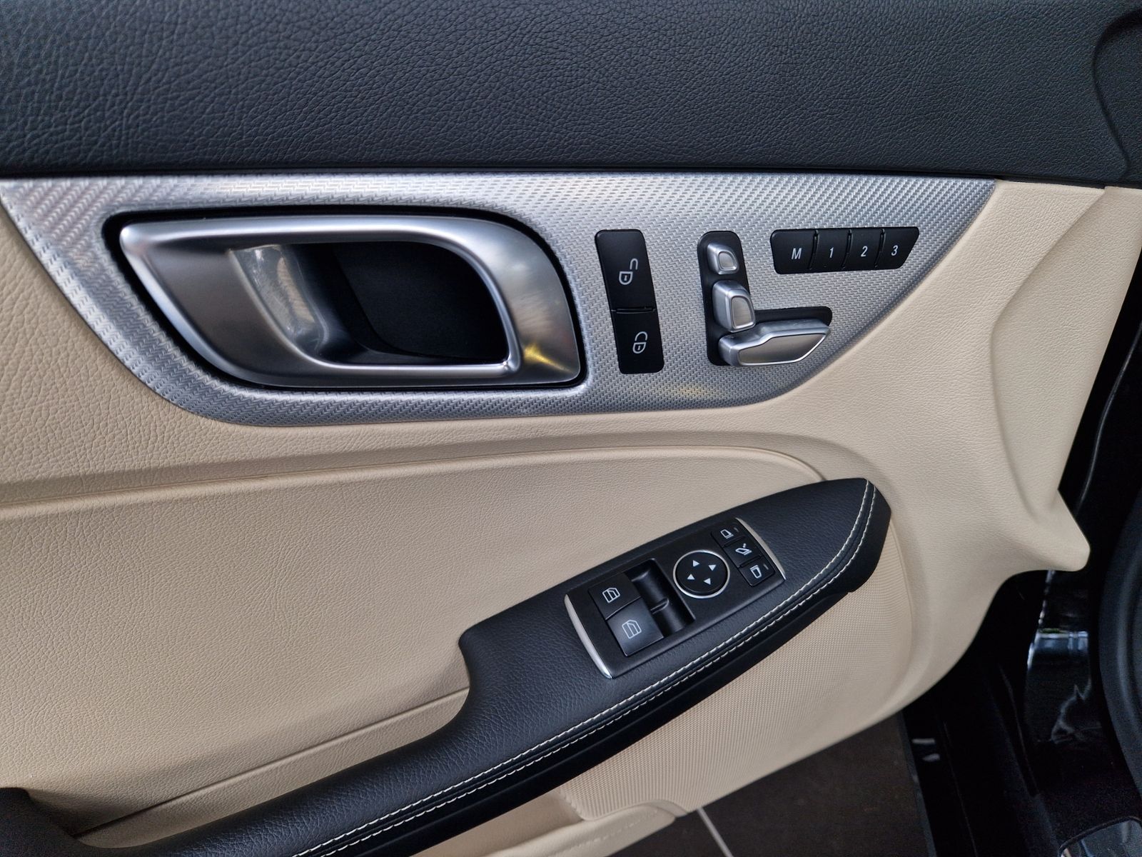 Fahrzeugabbildung Mercedes-Benz SLC 300 AMG Line LED NAVI ALU