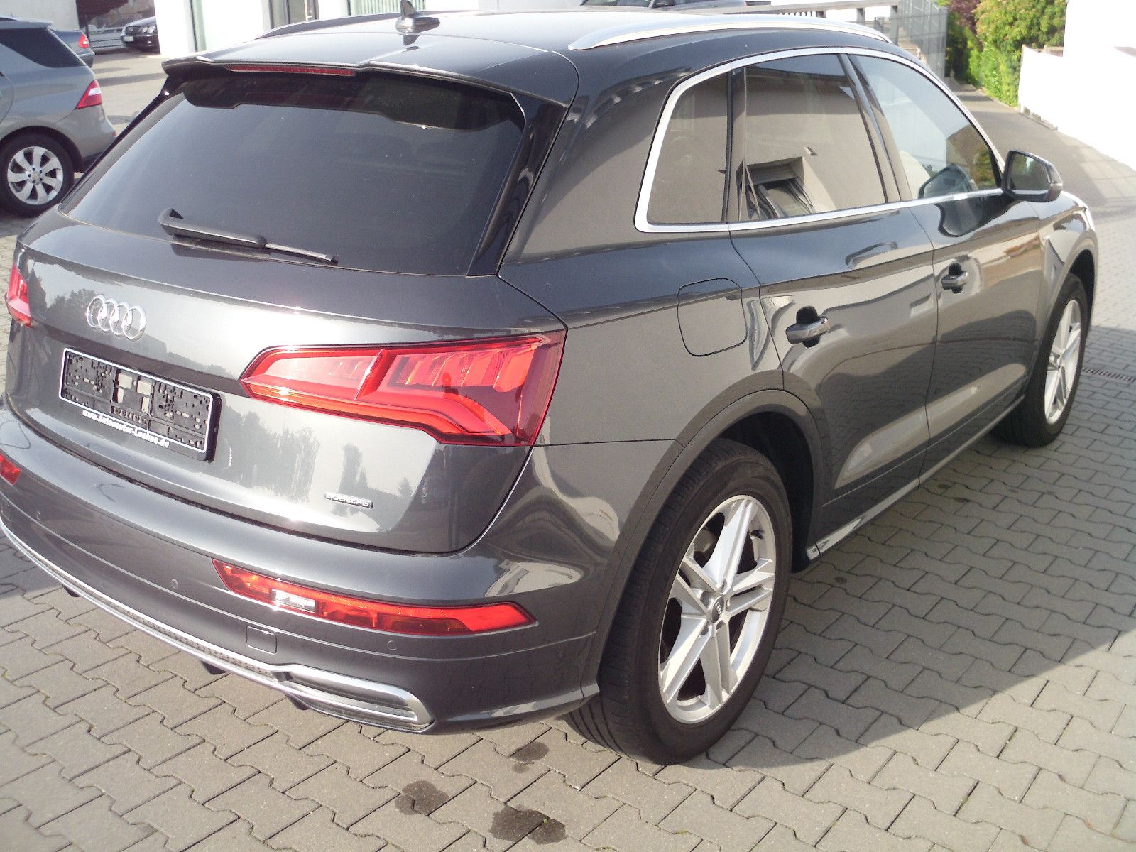 Fahrzeugabbildung Audi Q5 40 TDI quattro sport/S-Line/HeadUP