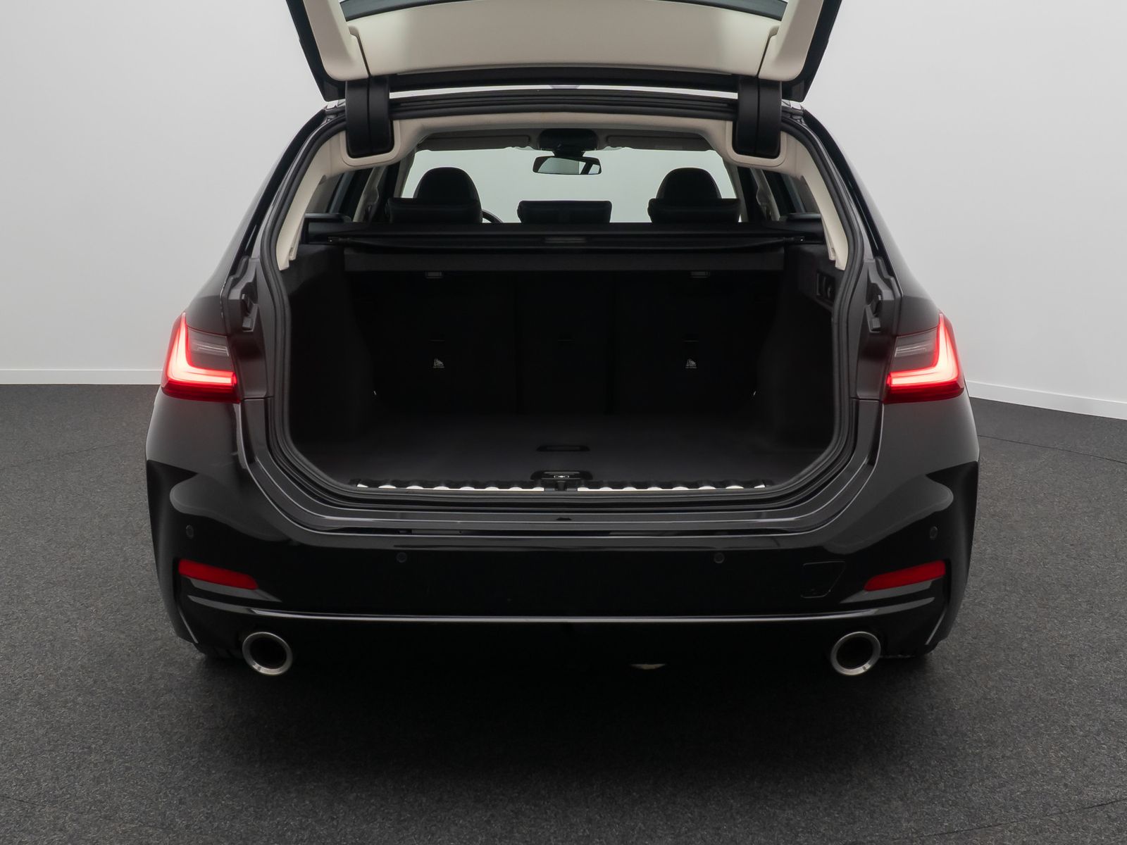 Fahrzeugabbildung BMW 320i GeschwindigReg AHK DAB Sportsitz Teilleder