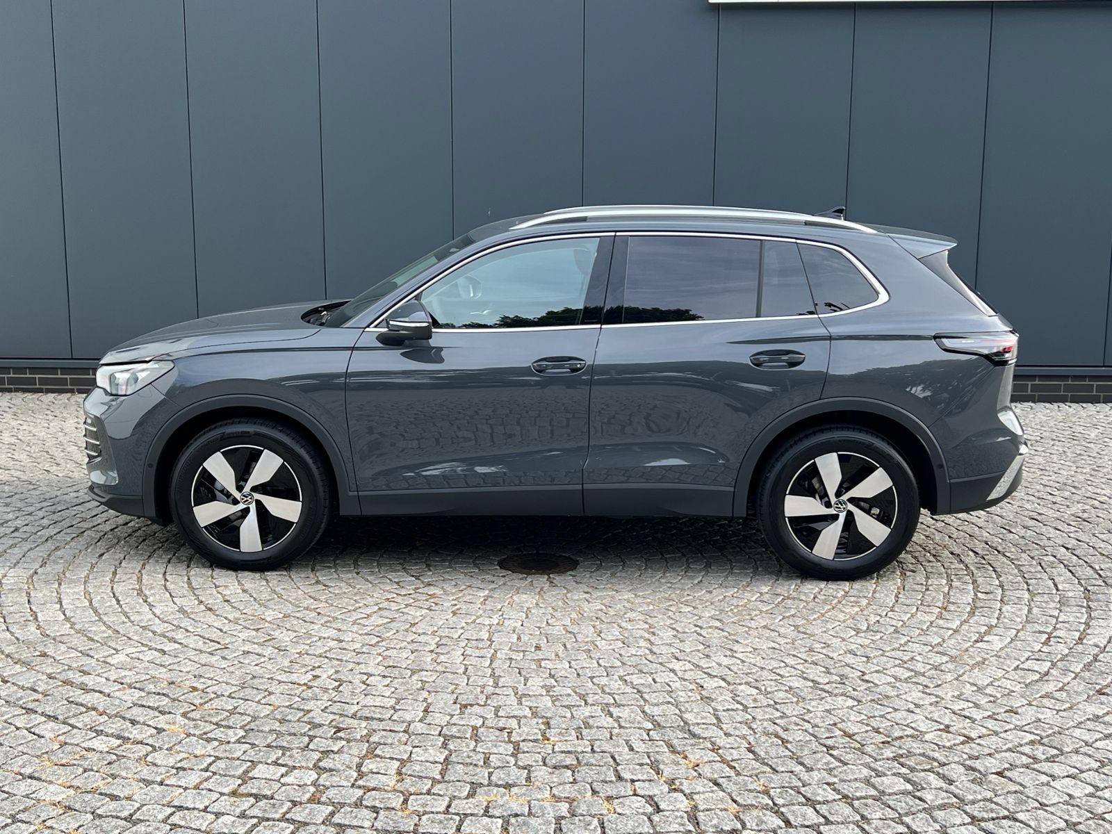 Fahrzeugabbildung Volkswagen Tiguan Elegance 1.5 eTSI DSG *AHK, IQ.Light, 18'