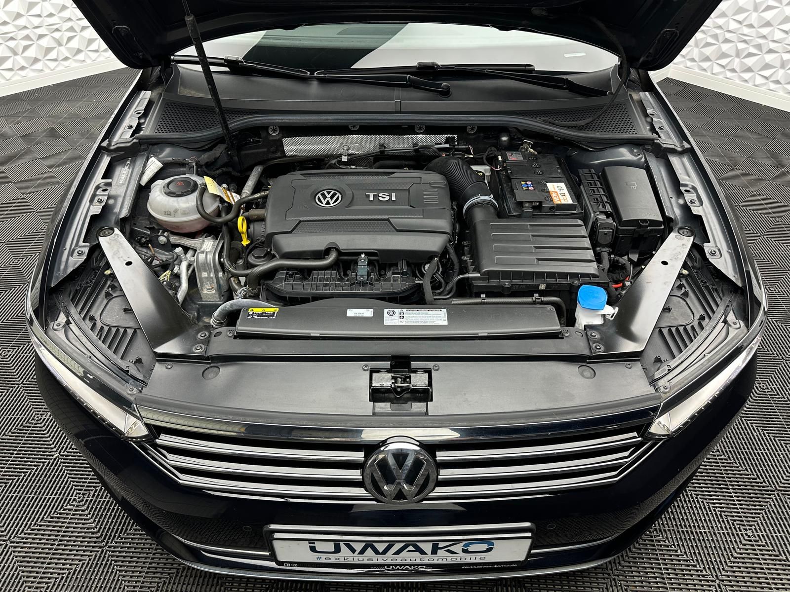 Fahrzeugabbildung Volkswagen PASSAT 1.8 TSI HIGHLINE/ACC/MASSAGE/VIRTUAL/DCC