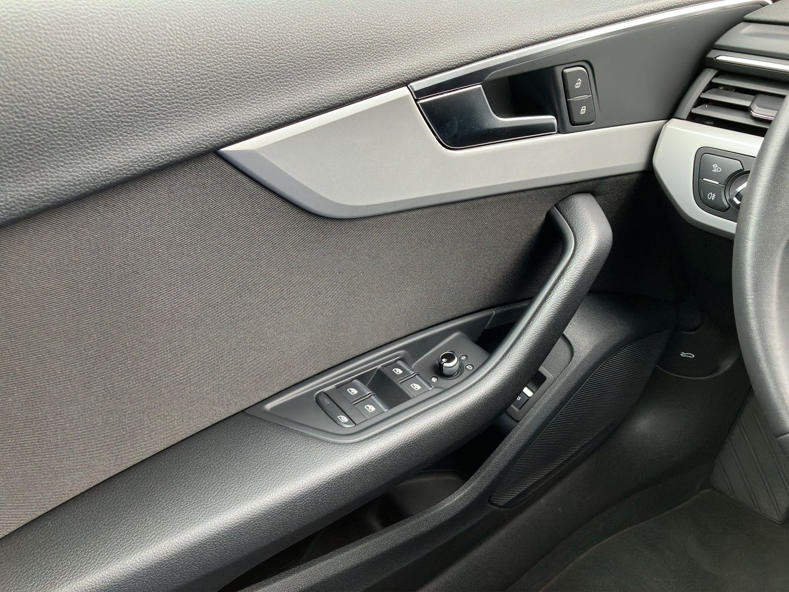 Fahrzeugabbildung Audi A4 Avant 40 TFSI S-tronic S-line LED Navi AVC AC