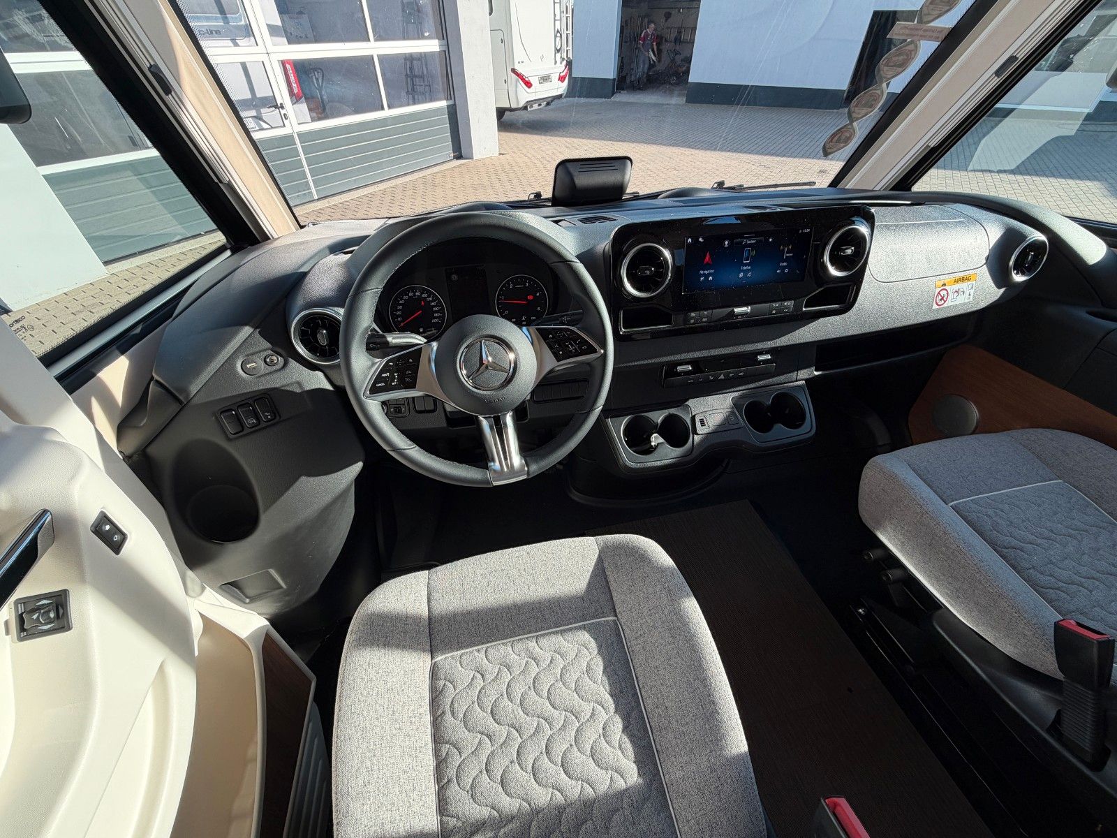 Fahrzeugabbildung Carthago C2-tourer I 143 KB-LE comfort Mercedes