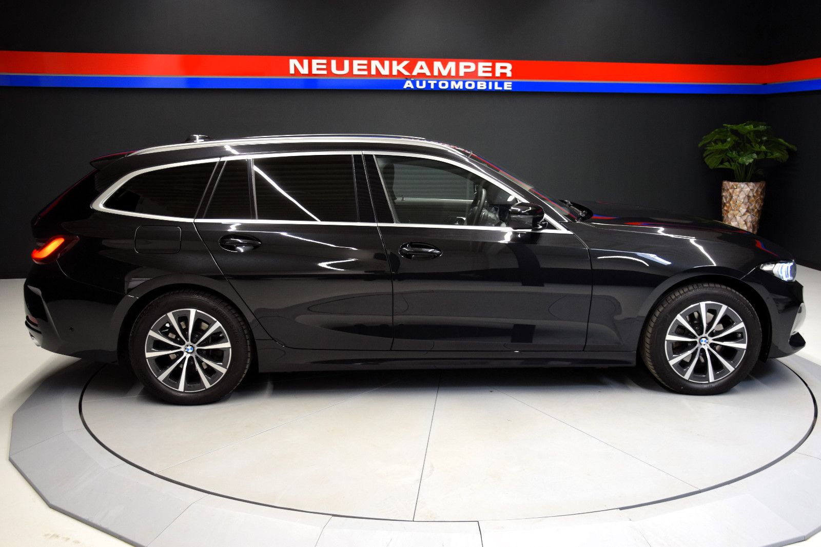 Fahrzeugabbildung BMW 320d xDrive Touring Autom HuD LED ACC AHK Kamera