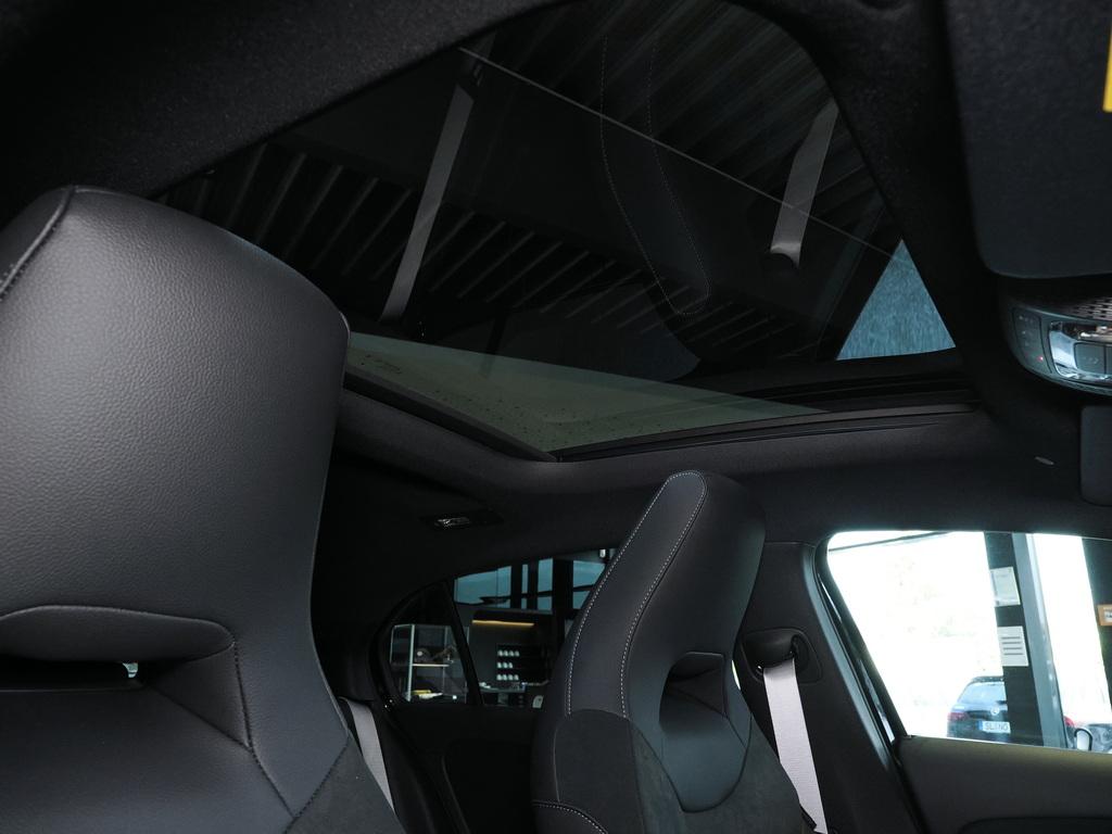 Mercedes-Benz A 250 e AMG NIGHT PANO MULTIBEAM DISTRONIC 360°