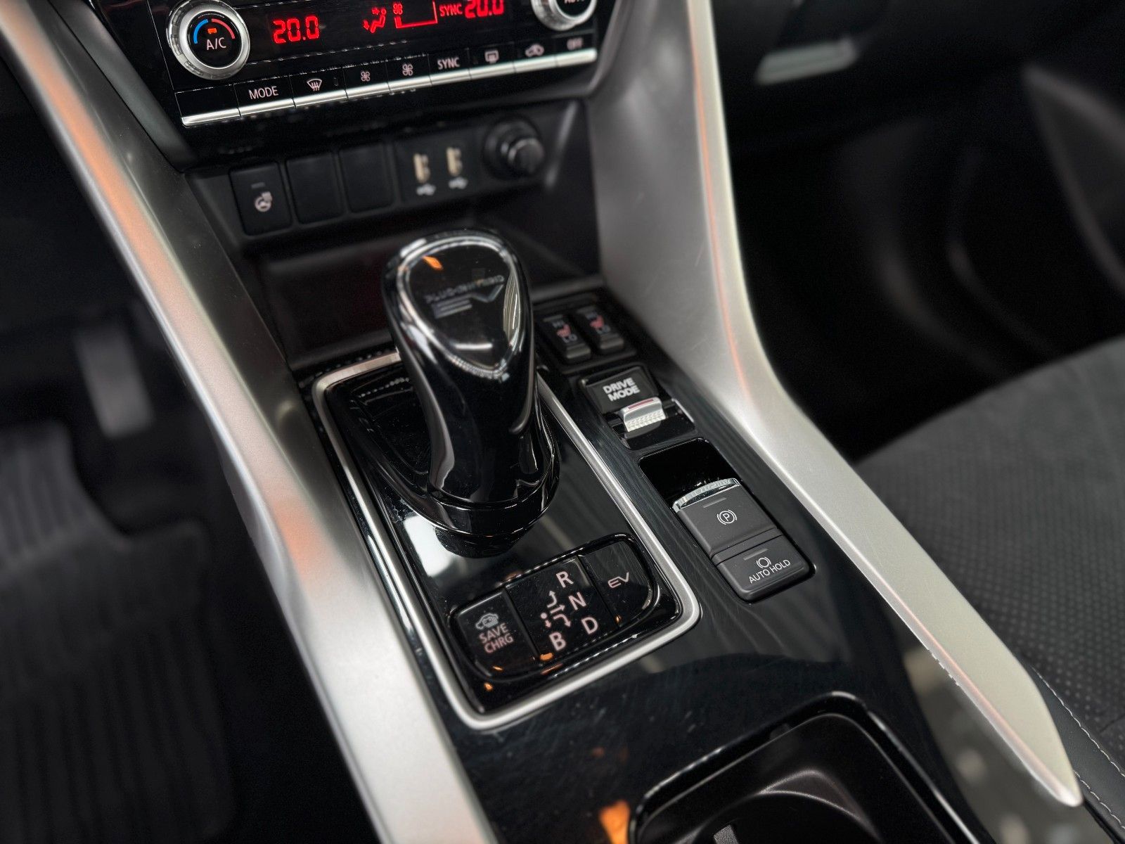 Fahrzeugabbildung Mitsubishi Eclipse Cross 2.4 PHEV Select Black 4WD "AHK"