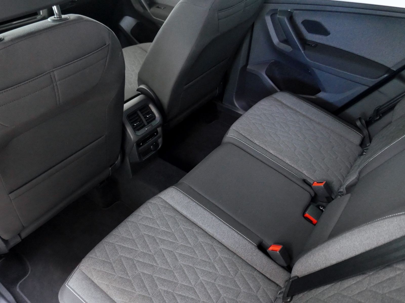 Fahrzeugabbildung Volkswagen Tiguan MOVE 1.5 TSI DSG | LED AHK RFK ACC