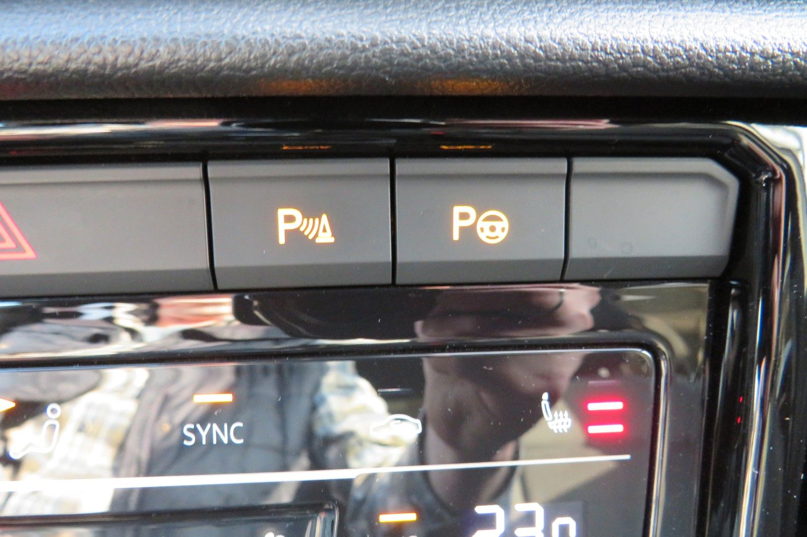 Fahrzeugabbildung Volkswagen T-Roc R-LINE AHK DCC ACC NAVI KAMERA 8-FACH 1.H