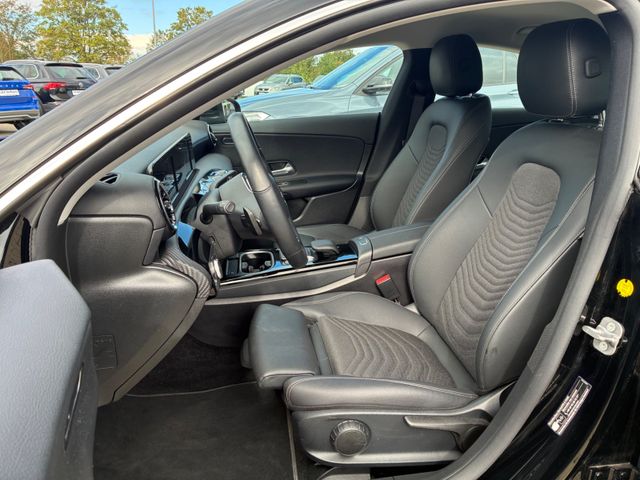 Fahrzeugabbildung Mercedes-Benz CLA 180 Lim >AUT/NAV/LED/Teilleder<