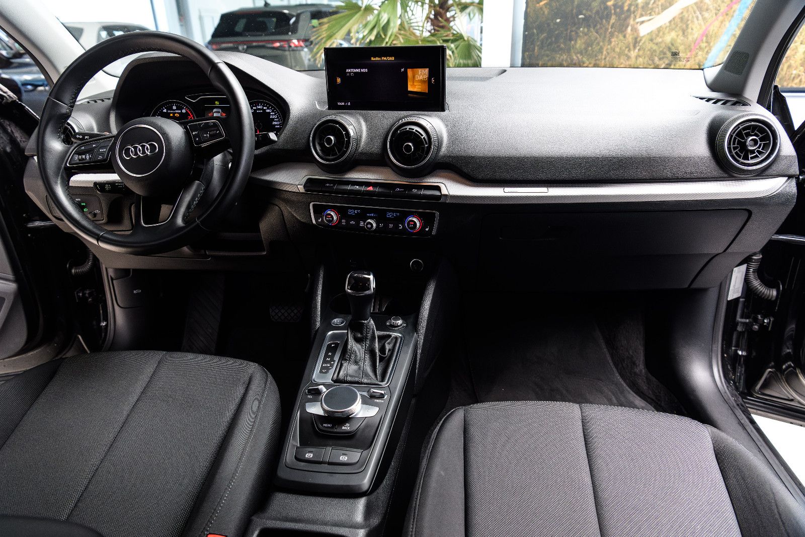 Fahrzeugabbildung Audi Q2 35 TFSI S tronic LED/SZH/RFK/NAVI/GJR