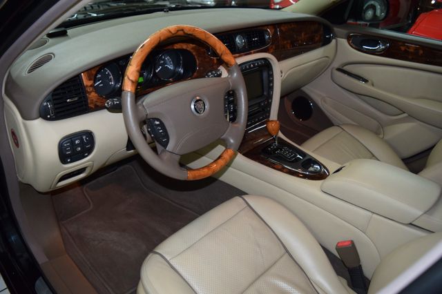 Fahrzeugabbildung Jaguar XJ8 4.2 Liter Sovereign/Schwarz mit beige/Top