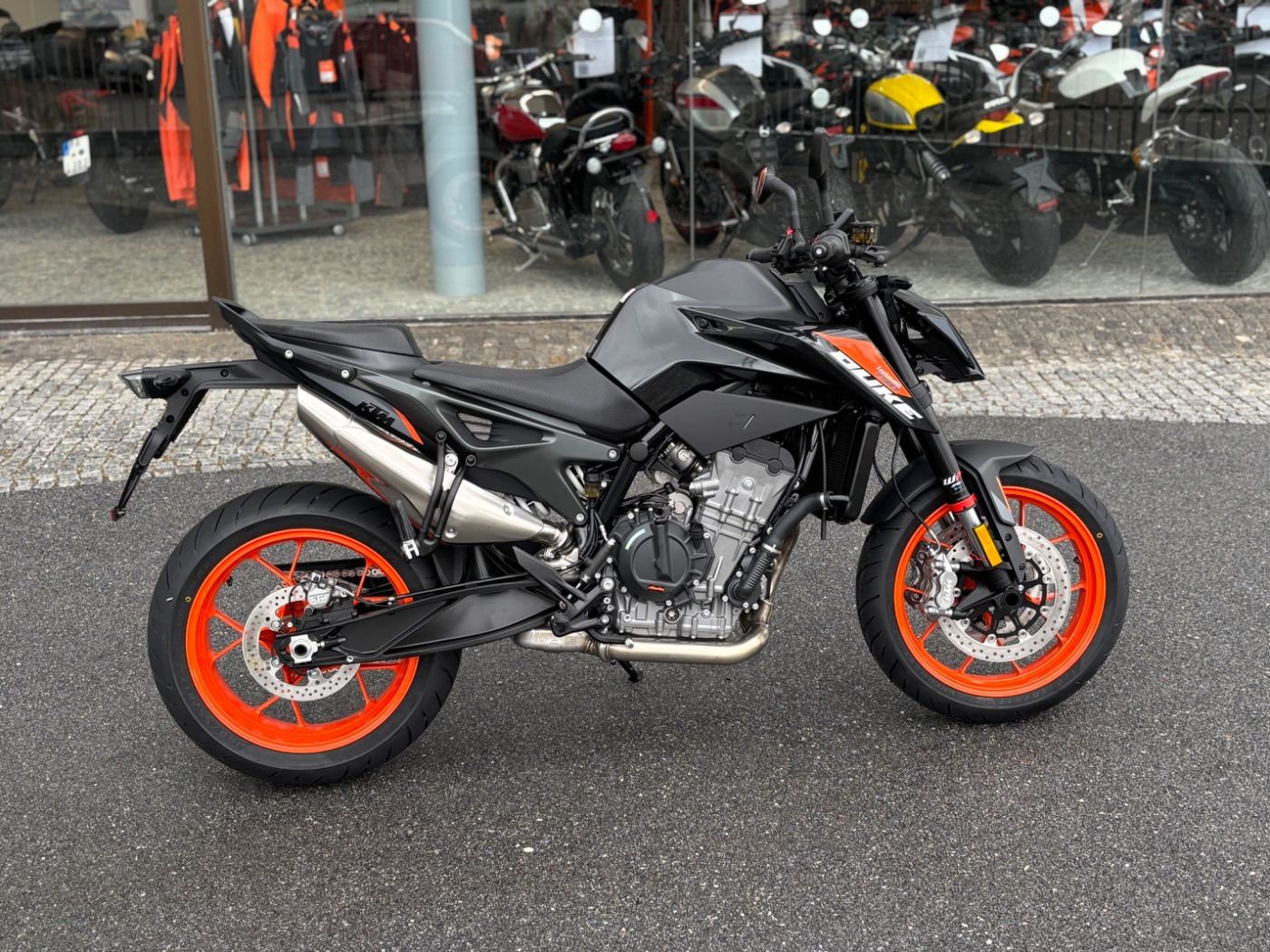 Fahrzeugabbildung KTM 790 Duke Modell 2026 mitTech Pack auch in Schwar