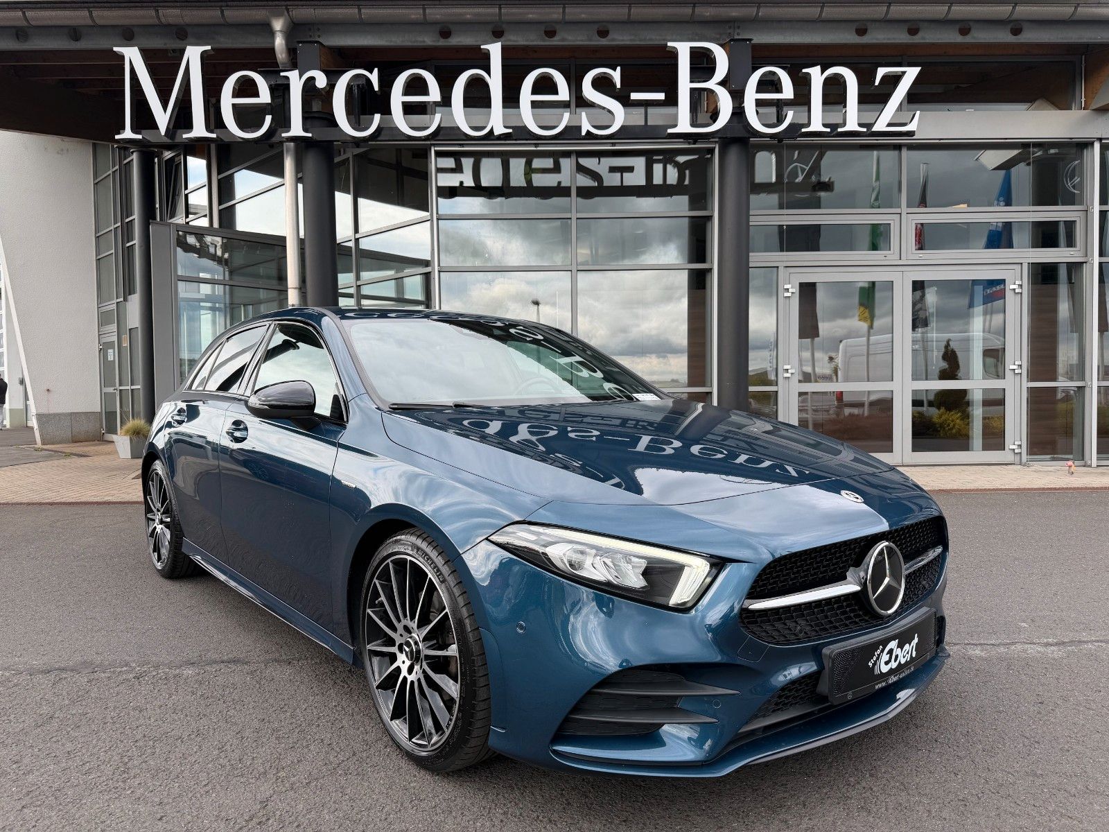Fahrzeugabbildung Mercedes-Benz A 200 d Edition AMG Night+Ambiente+Distr+MBUX+19