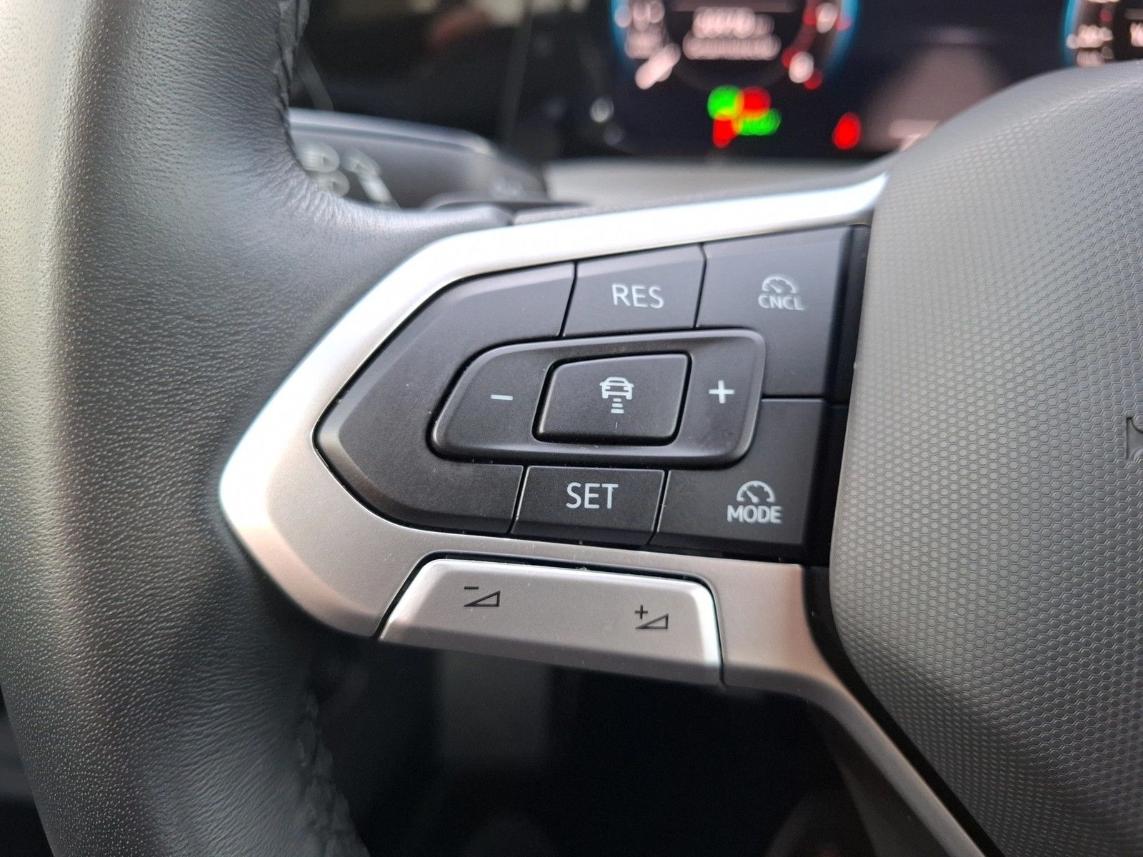 Fahrzeugabbildung Volkswagen Golf VIII Variant eTSI Life DSG LED AHK Navi AID