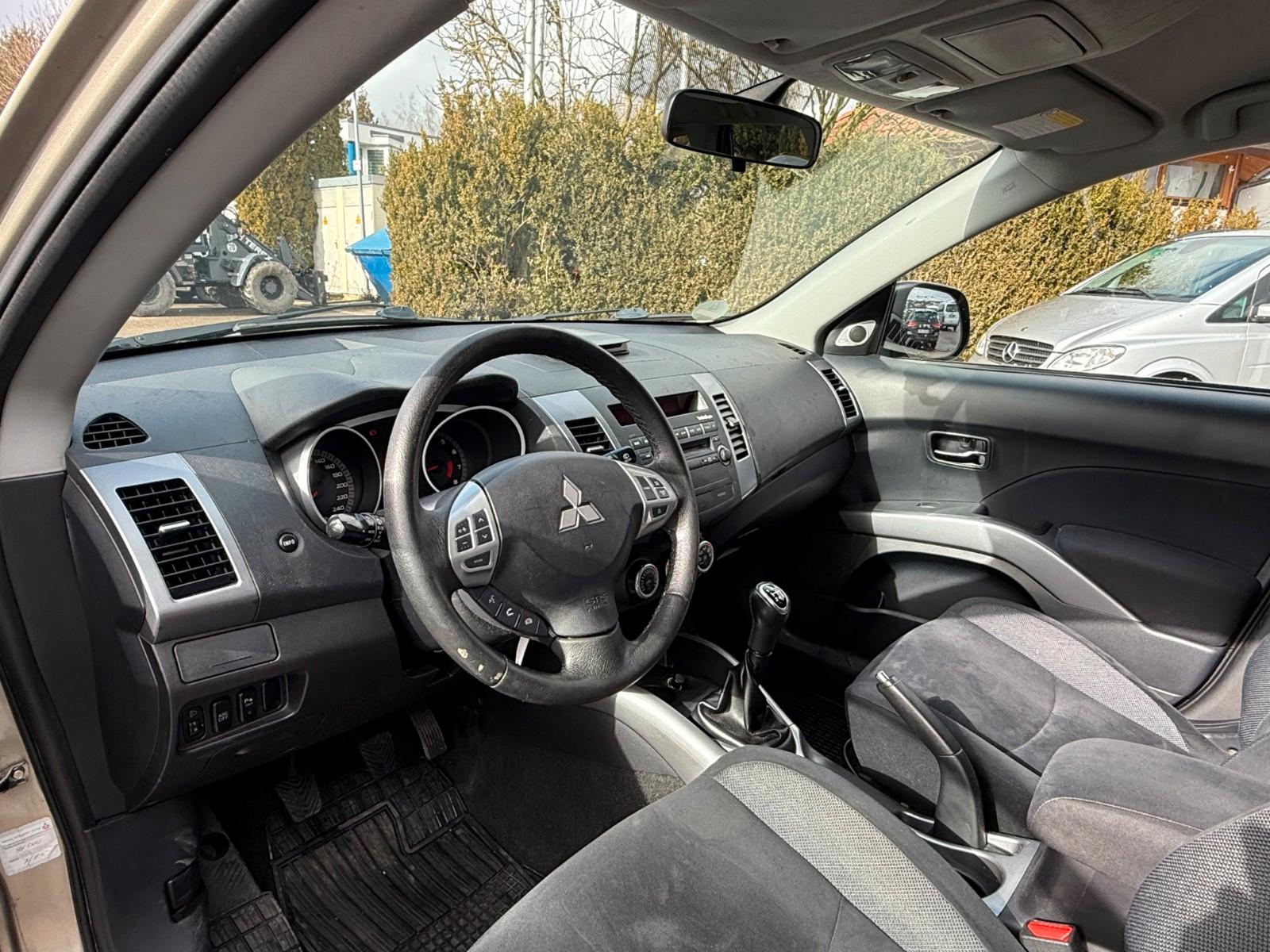 Mitsubishi Outlander 2.4-Allrad-Klima-7 Sitze-PDC-Tüv 07/28