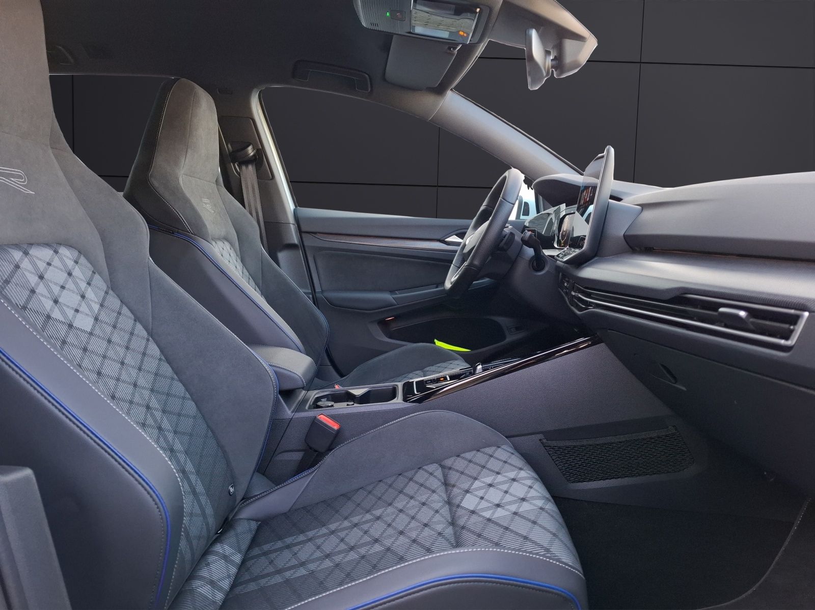 Fahrzeugabbildung Volkswagen Golf VIII Variant eTSI R-Line DSG LED AHK Navi H