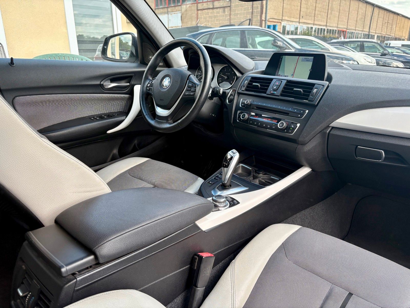 Fahrzeugabbildung BMW 120d 5-Türer URBAN Aut. Navi Xenon Leder SpeedLi