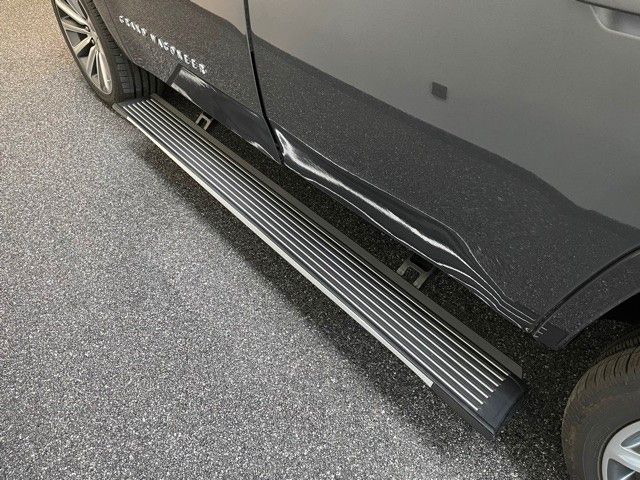 Fahrzeugabbildung Jeep GRAND WAGONEER 6.4L V-8 LPG NIGHT VIEW 1. HAND