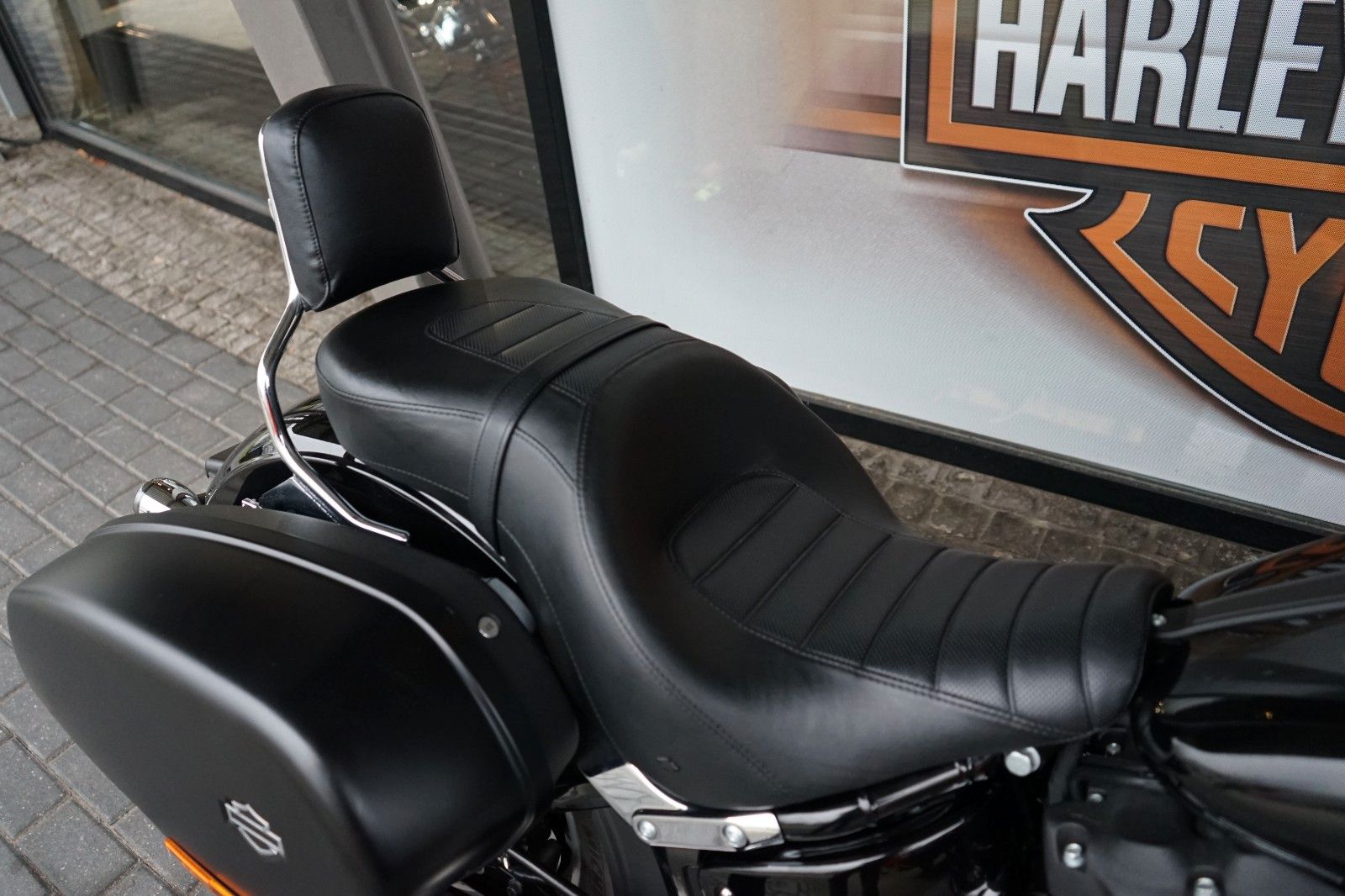 Fahrzeugabbildung Harley-Davidson Softail Sport Glide FLSB 107 mit Miller Auspuff