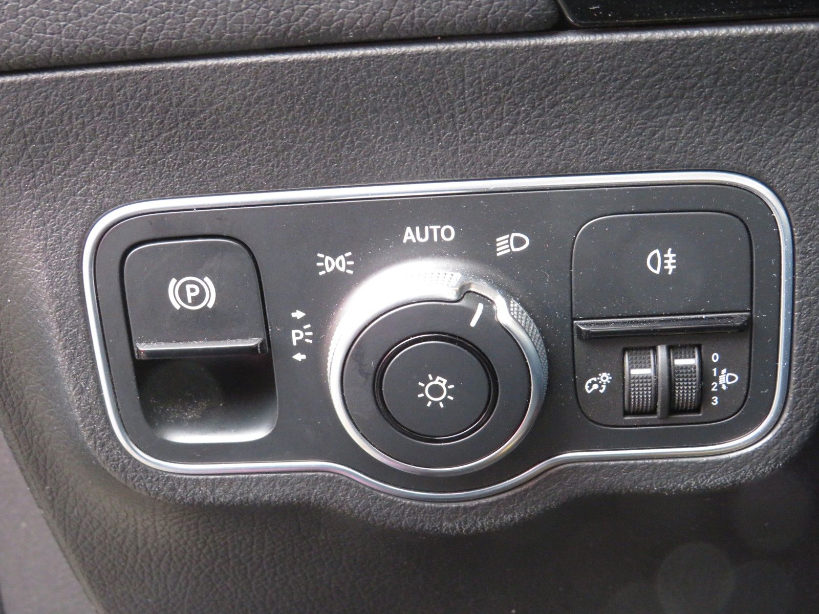 Fahrzeugabbildung Mercedes-Benz B 180 DIESEL VIRTUAL  PDC NAVI CLIMATRONIC 1.Hd