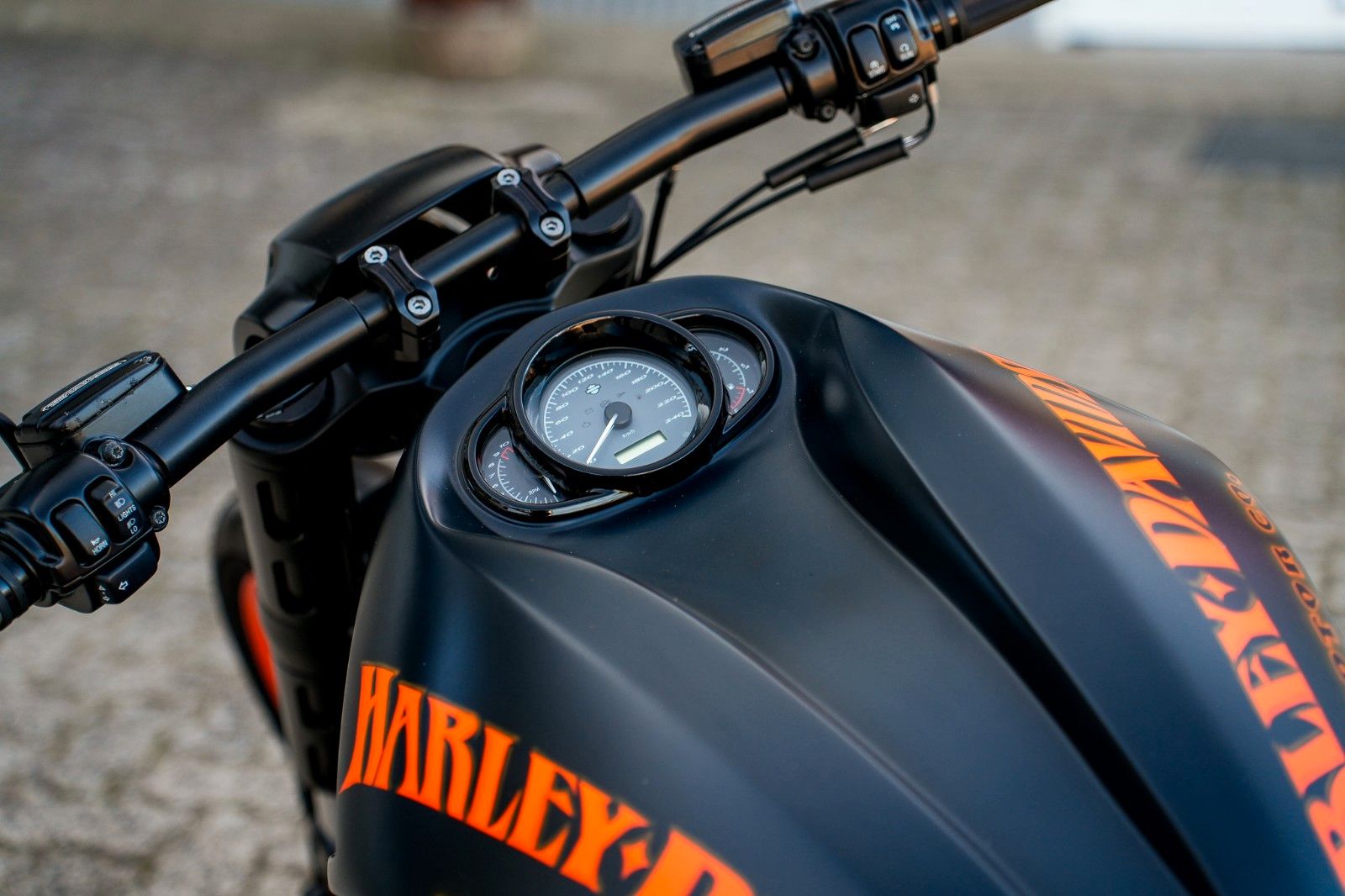 Fahrzeugabbildung Harley-Davidson VRSDCX Night Rod Special - BBC Dragbar AIRRIDE