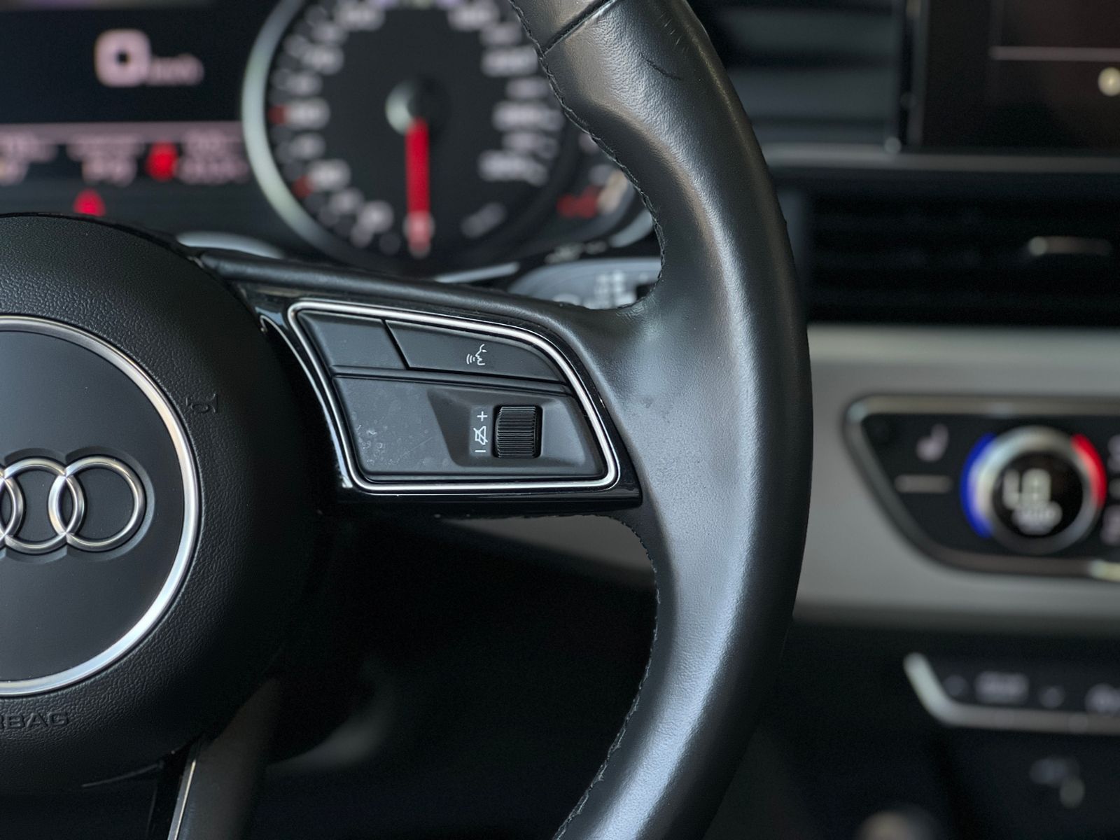 Fahrzeugabbildung Audi A4 Avant 40 TFSI S Line AHK SHZ NAVI KLIMA