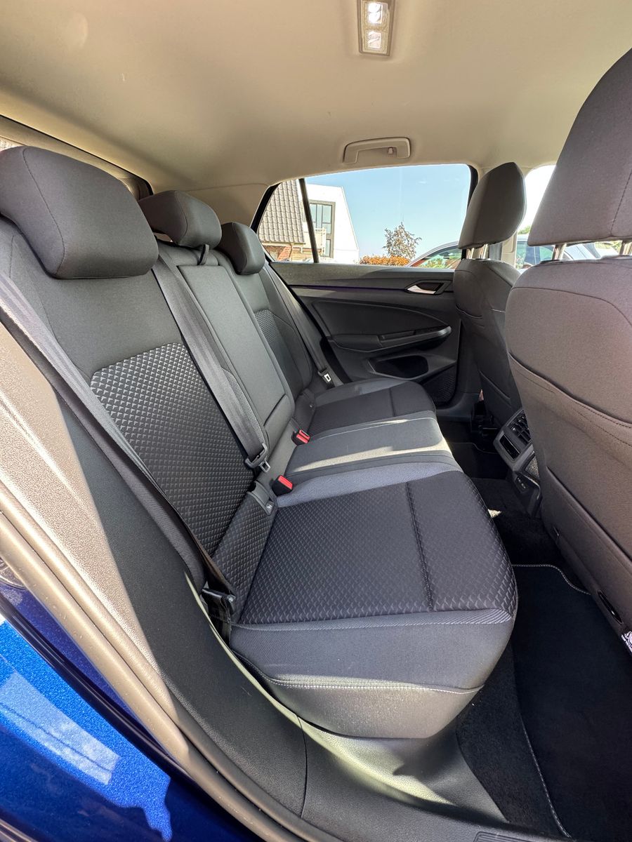 Fahrzeugabbildung Volkswagen Golf VIII Lim. Active mit Neuwagengarantie