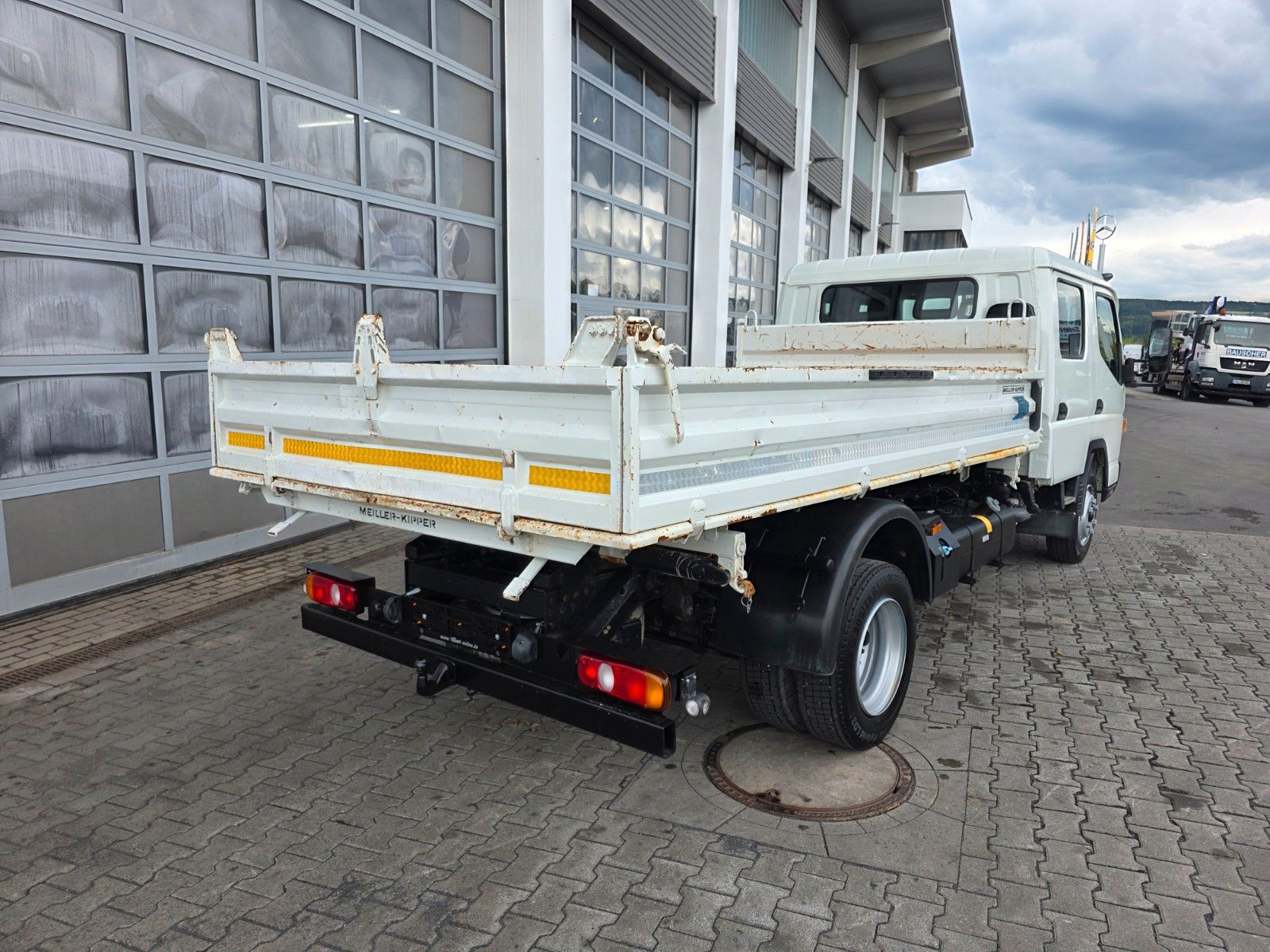 Fahrzeugabbildung Mitsubishi Fuso Canter 7C18D DoKa 7 Sitze AHK