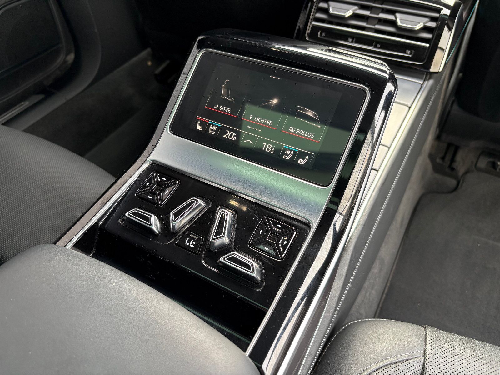Fahrzeugabbildung Audi A8 60 TFSI e L quattro/Chauffeur-Paket/Fond-TV/