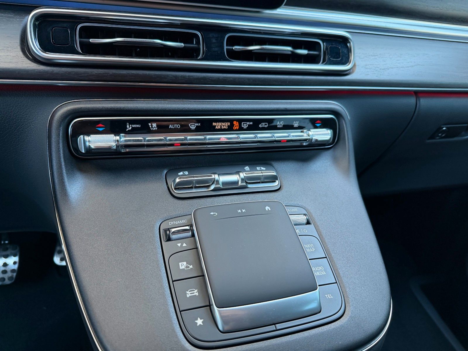 Fahrzeugabbildung Mercedes-Benz V 300 d AVA 4MATIC Liege AHK2,5to AIRMATIC Stdh