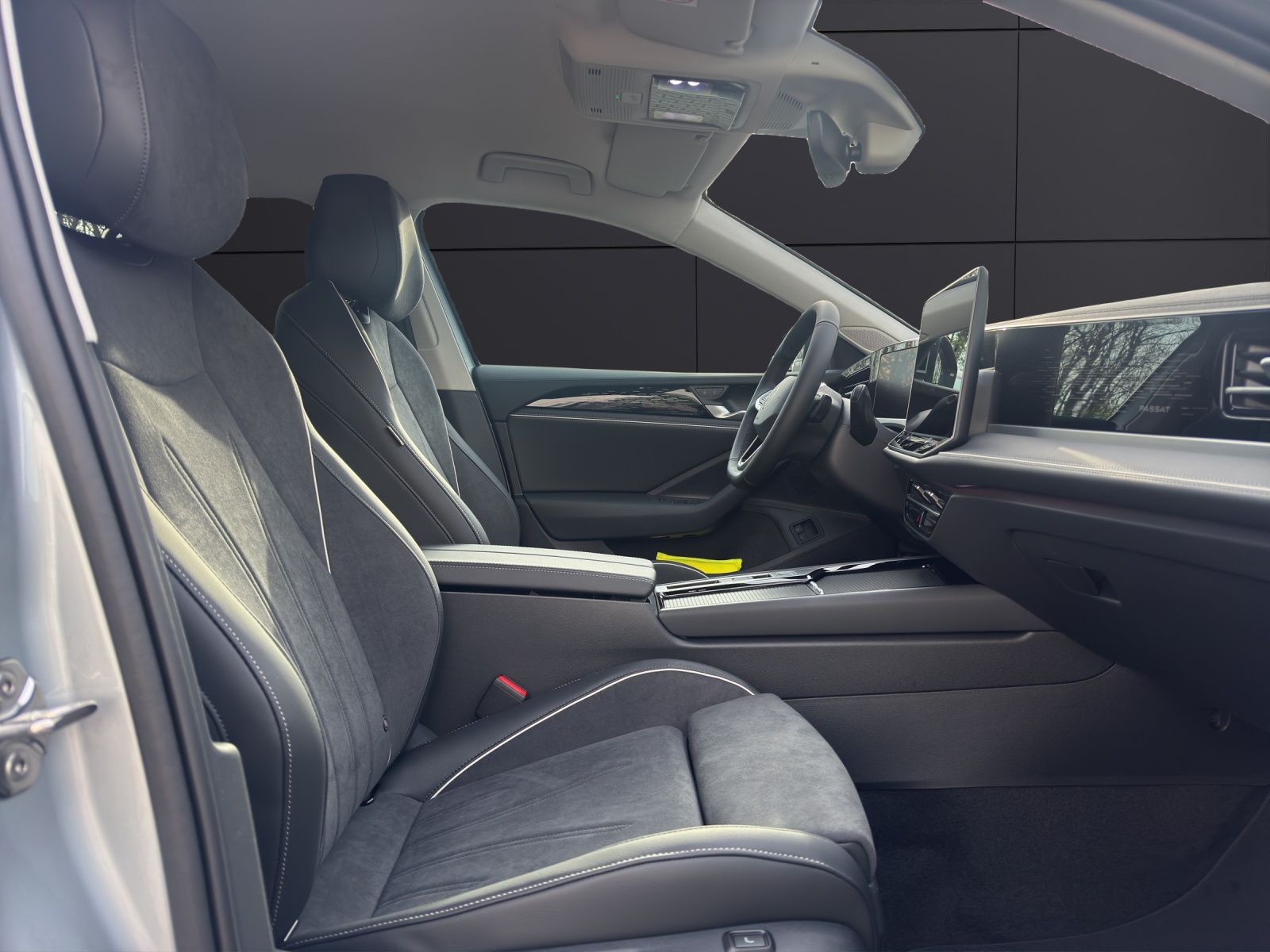 Fahrzeugabbildung Volkswagen Passat Elegance eHybrid IQ.Light ACC AHZV DAB+