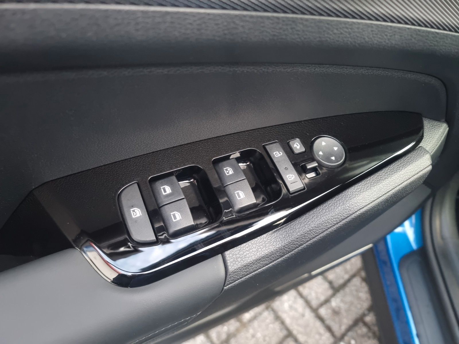 Fahrzeugabbildung Kia SPORTAGE 1.6T 48V 2WD DCT VIS KOM