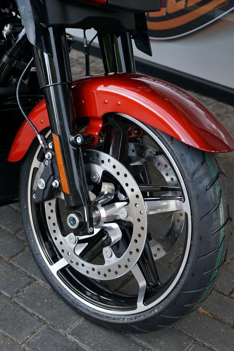 Fahrzeugabbildung Harley-Davidson Street Glide 117 FLHX - MY25 - NEU - Whiskey Fir
