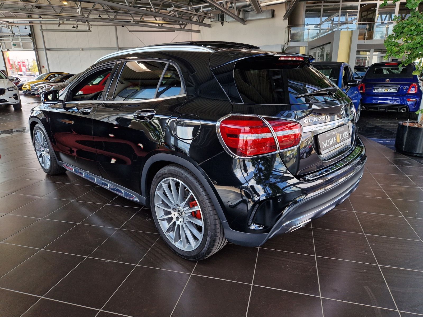 Fahrzeugabbildung Mercedes-Benz GLA 250 4Matic AMG-LINE PANO LED