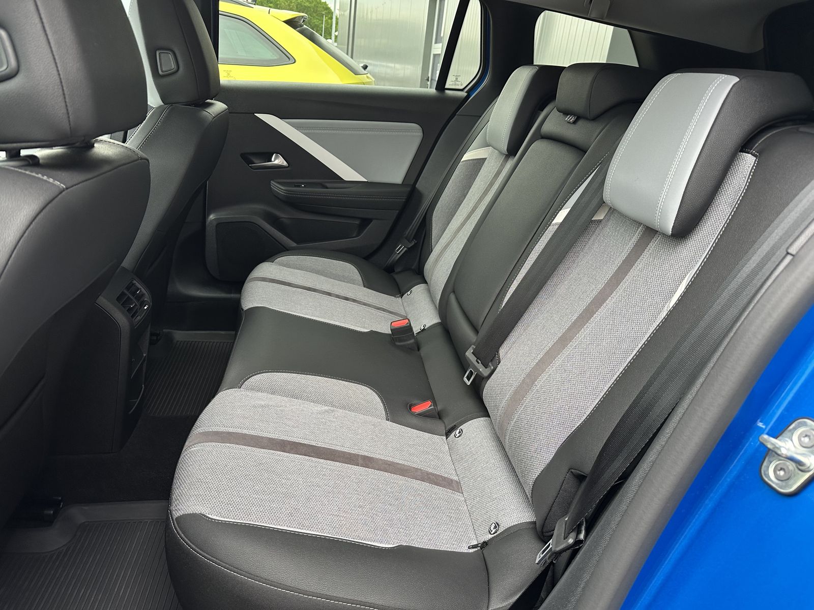 Fahrzeugabbildung Opel Astra SpT 1.6 Hybrid Elegance NAV+LED+ACC+180°